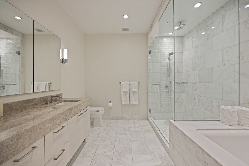 1 Franklin St, Boston, Massachusetts 02110, 3 Bedrooms Bedrooms, 6 Rooms Rooms,3 BathroomsBathrooms,Condominium/co-op,For Sale,Franklin St,73079928