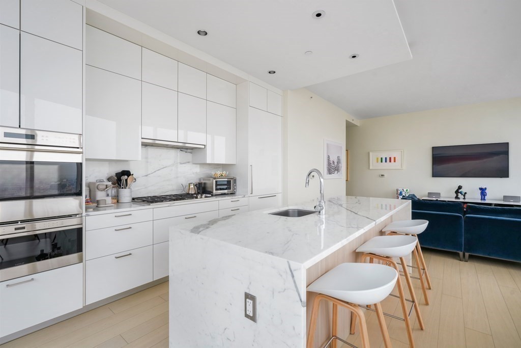 1 Franklin St, Boston, Massachusetts 02110, 3 Bedrooms Bedrooms, 8 Rooms Rooms,3 BathroomsBathrooms,Residential Rental,For Lease,Franklin St,73118967