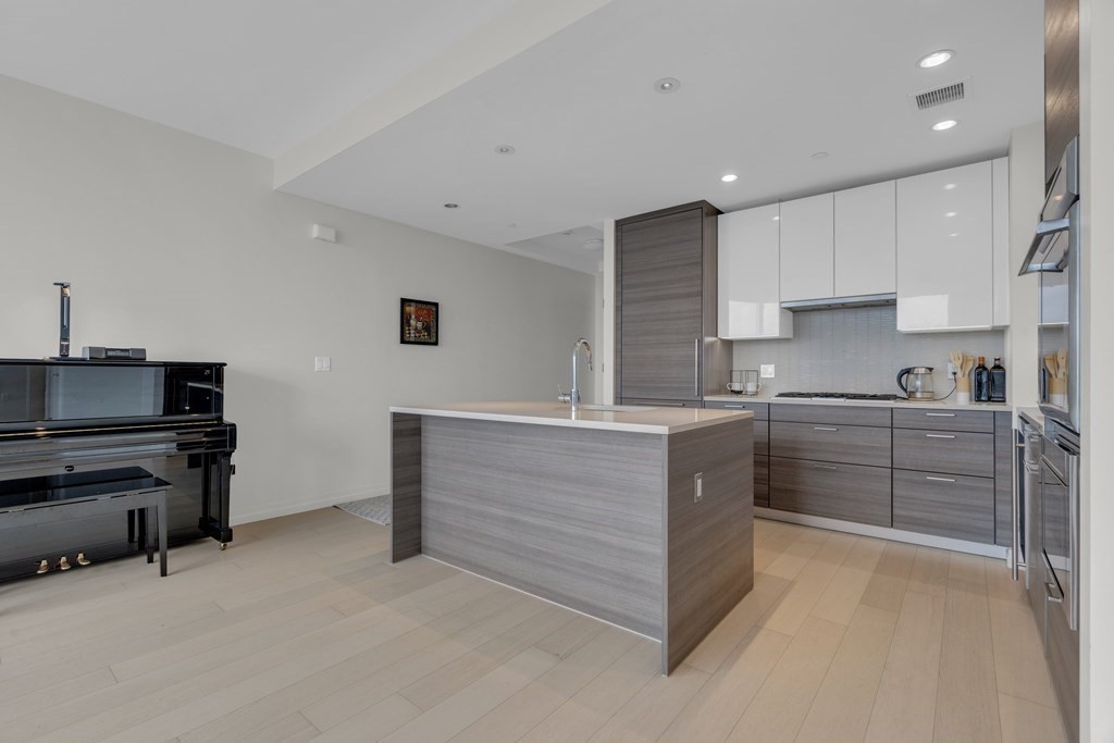 1 Franklin St, Boston, Massachusetts 02110, 2 Bedrooms Bedrooms, 5 Rooms Rooms,2 BathroomsBathrooms,Residential Rental,For Lease,Franklin St,73146511